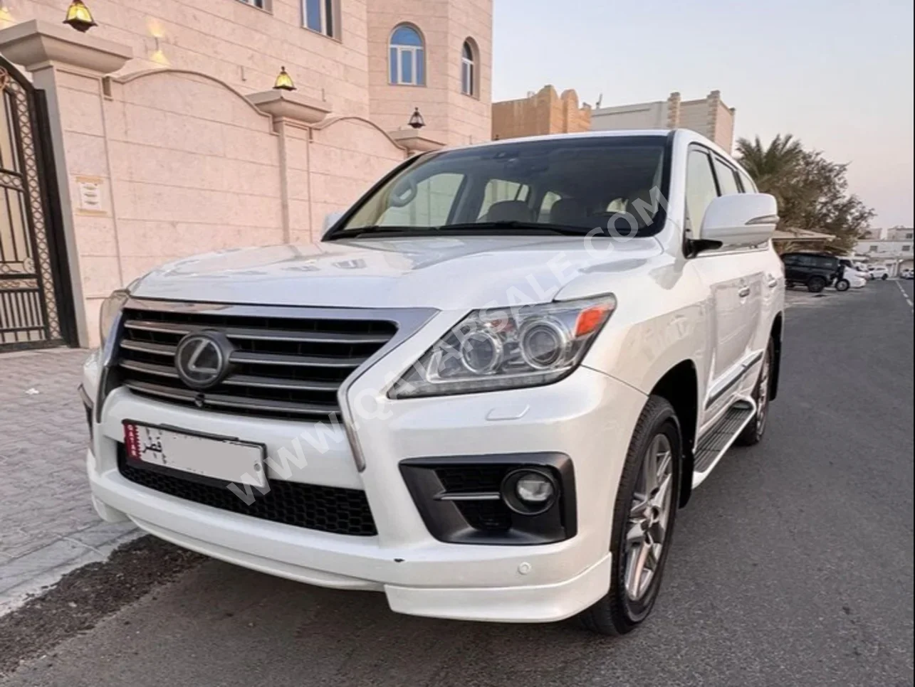 Lexus  LX  570  2015  Automatic  290,000 Km  8 Cylinder  Four Wheel Drive (4WD)  SUV  White