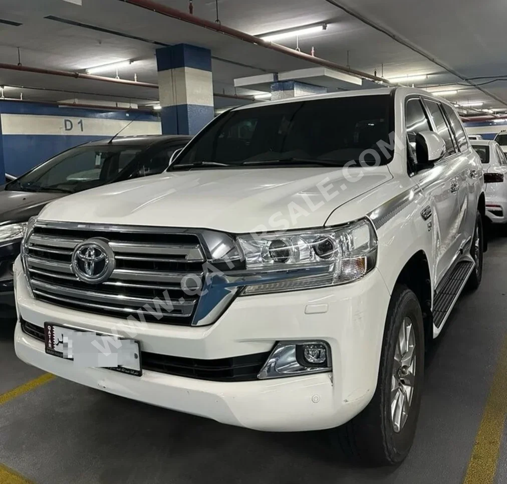 Toyota  Land Cruiser  VXR  2020  Automatic  77,000 Km  8 Cylinder  Four Wheel Drive (4WD)  SUV  White