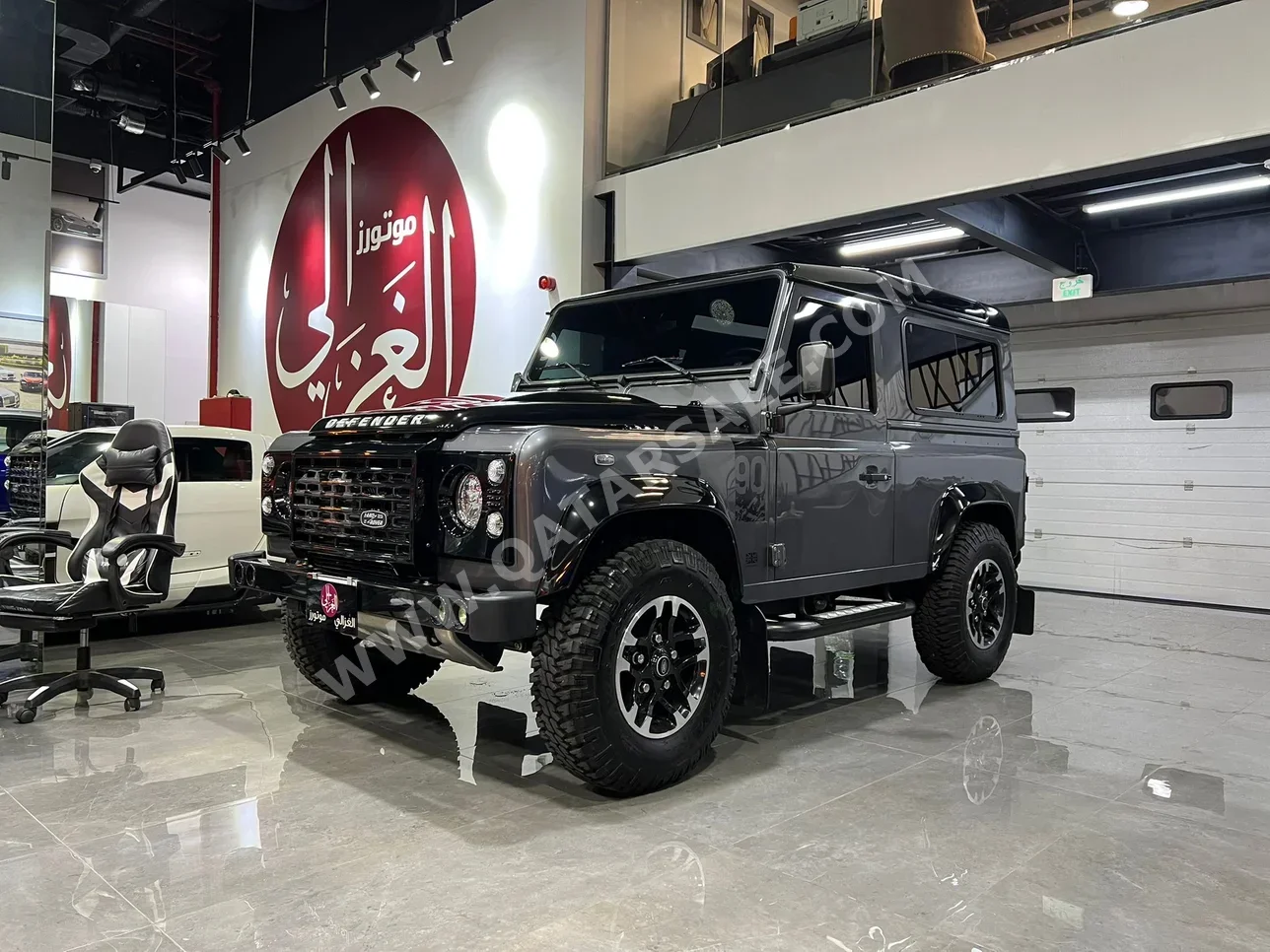 Land Rover  Defender  90  2016  Manual  19,000 Km  4 Cylinder  Four Wheel Drive (4WD)  SUV  Gray and Black