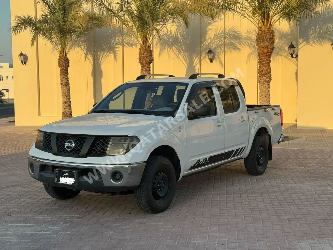 Nissan  Navara  SE  2015  Manual  175,000 Km  4 Cylinder  Rear Wheel Drive (RWD)  Pick Up  White