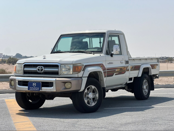 Toyota  Land Cruiser  LX  2014  Manual  315,000 Km  6 Cylinder  Four Wheel Drive (4WD)  Pick Up  White