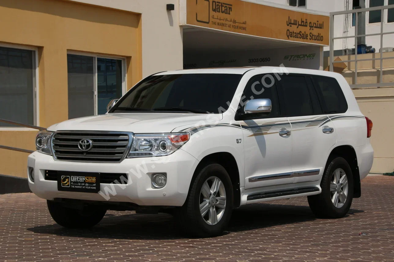 Toyota  Land Cruiser  VXR  2014  Automatic  267,000 Km  8 Cylinder  Four Wheel Drive (4WD)  SUV  White and Black