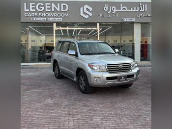 تويوتا  لاند كروزر  في اكس ار  2014  اوتوماتيك  306,000 كم  8 سلندر  دفع رباعي  اس يو في  فضي