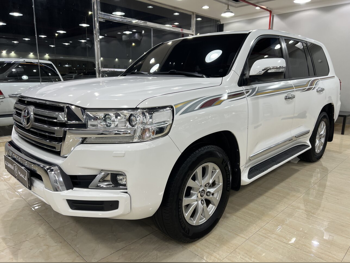 Toyota  Land Cruiser  GXR  2017  Automatic  380,000 Km  8 Cylinder  Four Wheel Drive (4WD)  SUV  White