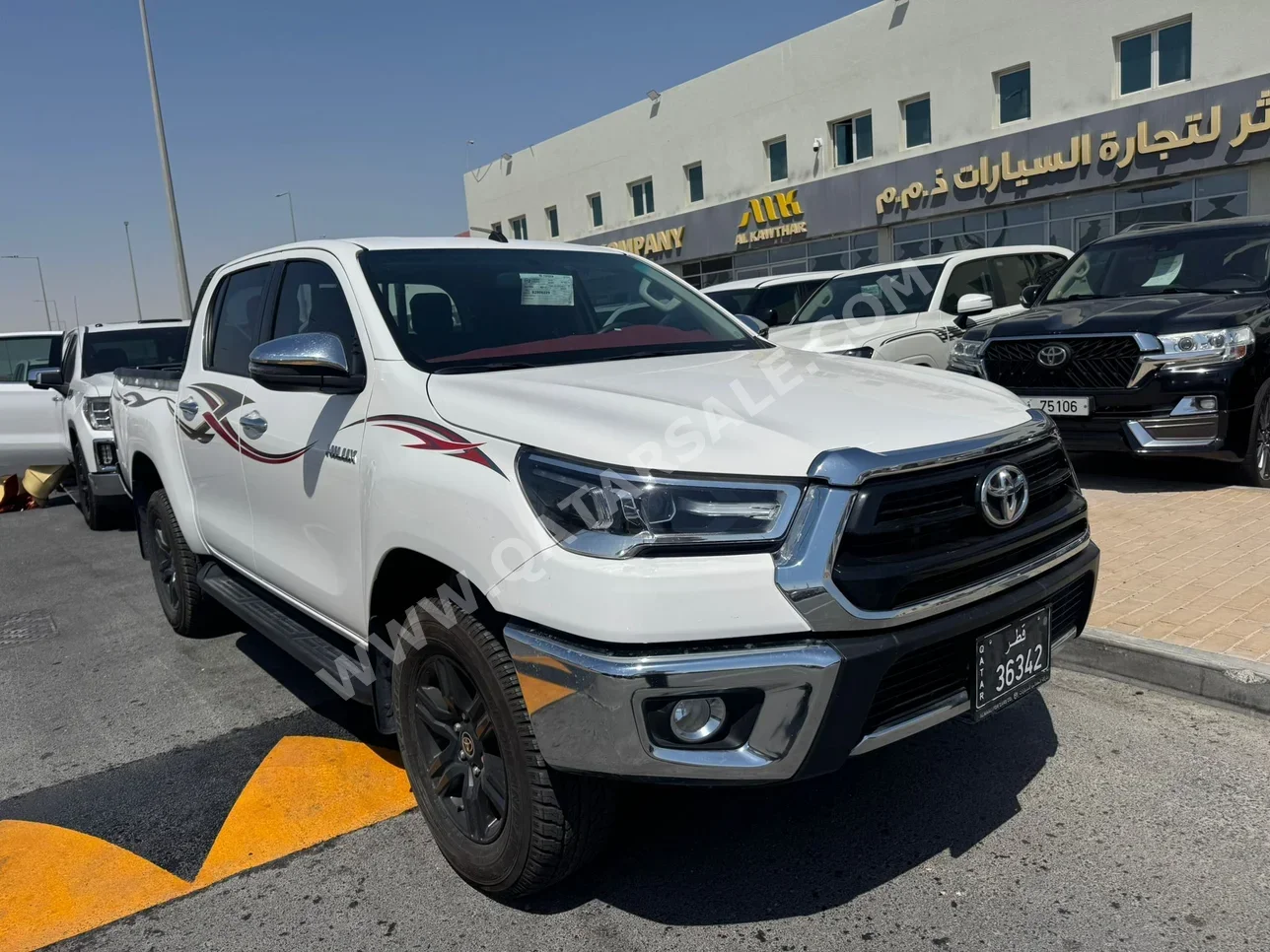 Toyota  Hilux  SR5  2025  Automatic  26,000 Km  4 Cylinder  Four Wheel Drive (4WD)  Pick Up  White  With Warranty