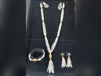 الذهب طقم  البحرين  نسائي  حسب القطعة ( ديزاينرز)  طبيعة  ذهب أصفر  عيار 21