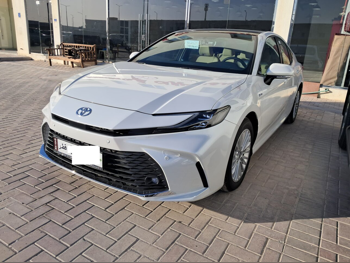Toyota  Camry  LE  2025  Automatic  817 Km  4 Cylinder  Front Wheel Drive (FWD)  Sedan  White  With Warranty