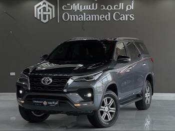 تويوتا  فورشنر  2022  اوتوماتيك  71,700 كم  4 سلندر  دفع رباعي  اس يو في  رمادي  تحت الضمان
