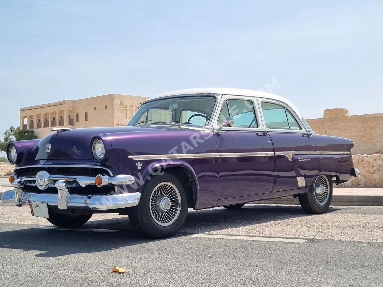 فورد  كستم لاين  1953  اوتوماتيك  130,000 كم  8 سلندر  دفع خلفي  سيدان  بنفسجي