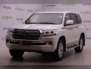 Toyota  Land Cruiser  VXR  2016  Automatic  303,000 Km  8 Cylinder  Four Wheel Drive (4WD)  SUV  Pearl