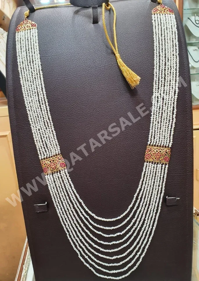 الذهب قلادة  البحرين  نسائي  حسب القطعة ( ديزاينرز)  طبيعة  ذهب أصفر  عيار 21