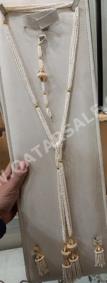 الذهب طقم  البحرين  نسائي  حسب القطعة ( ديزاينرز)  طبيعة  ذهب أصفر  عيار 21
