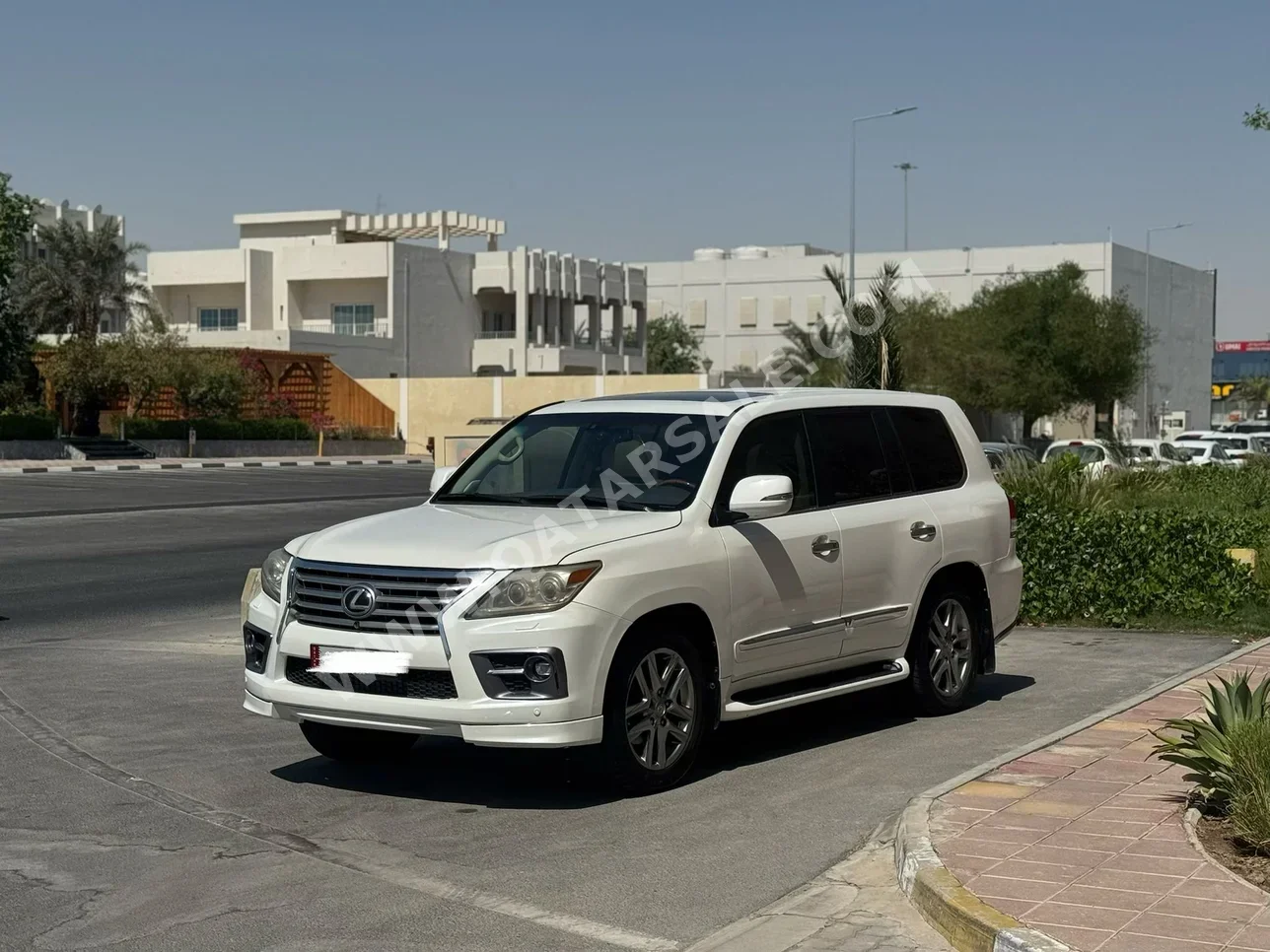 Lexus  LX  570  2015  Automatic  200,000 Km  8 Cylinder  Four Wheel Drive (4WD)  SUV  White