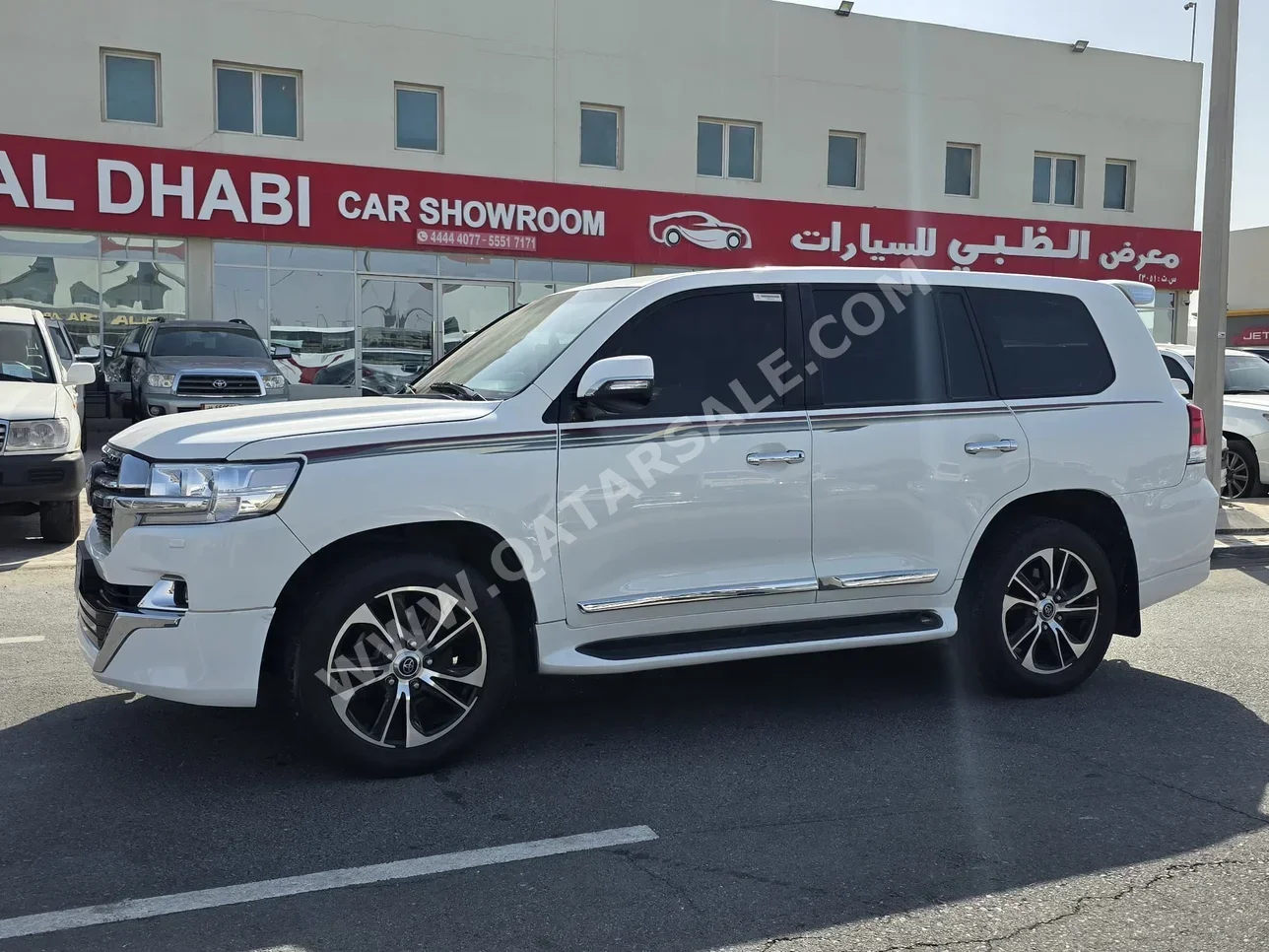 Toyota  Land Cruiser  GXR  2012  Automatic  352,000 Km  8 Cylinder  Four Wheel Drive (4WD)  SUV  White