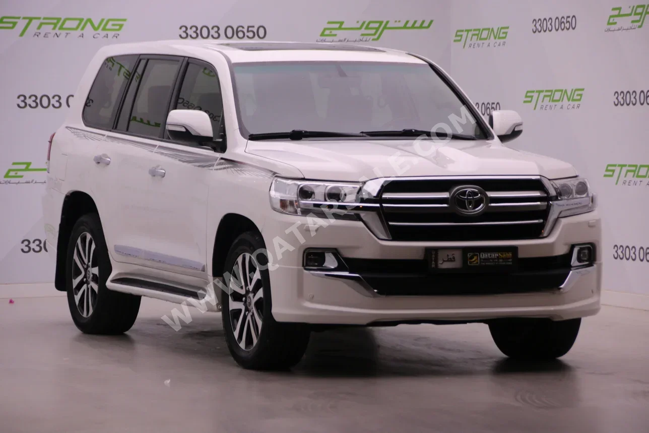 Toyota  Land Cruiser  GXR  2016  Automatic  244,000 Km  8 Cylinder  Four Wheel Drive (4WD)  SUV  White