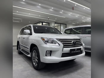 Lexus  LX  570  2013  Automatic  202,000 Km  8 Cylinder  Four Wheel Drive (4WD)  SUV  White