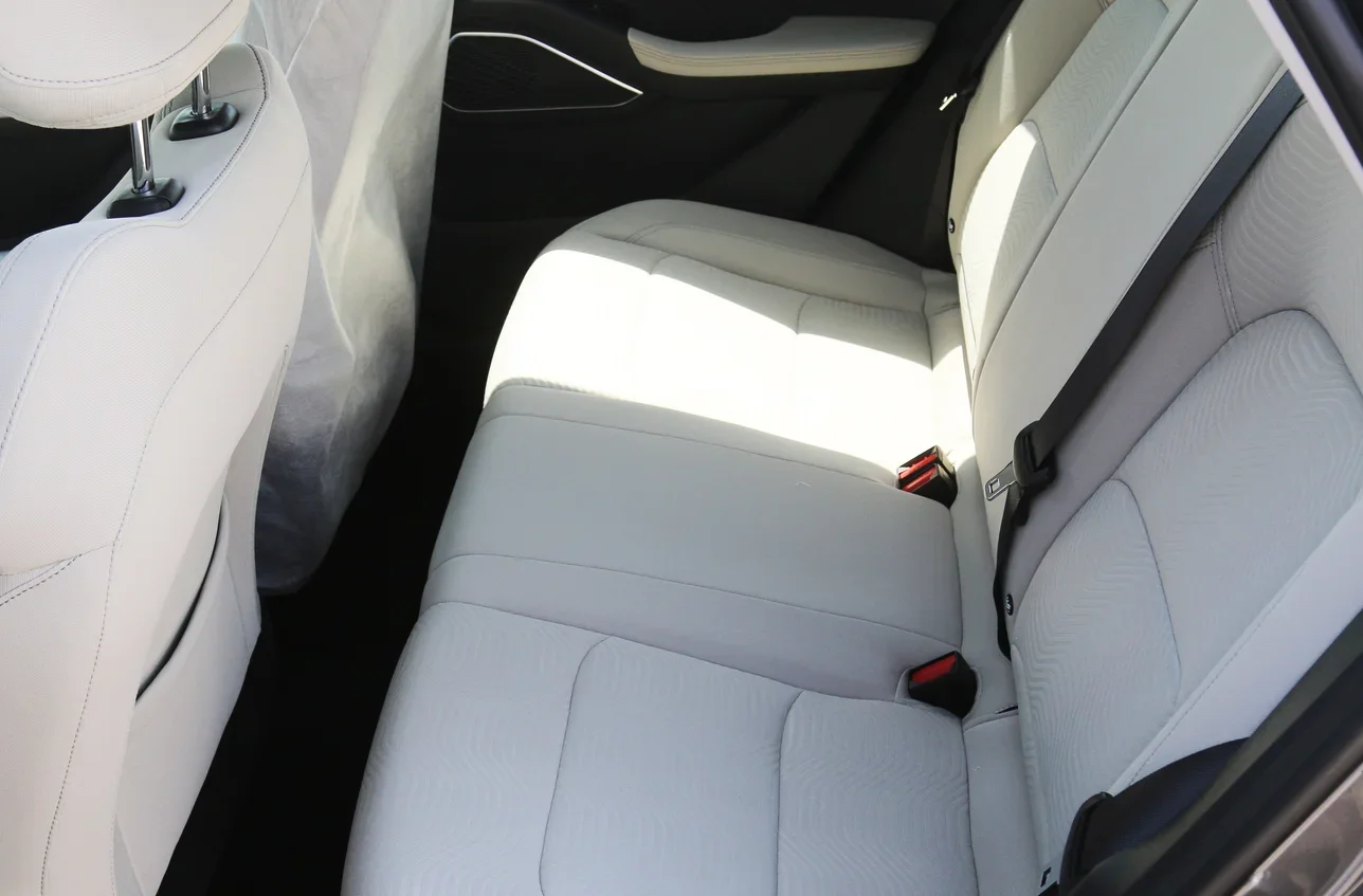 جيلي إمجراند 4 سلندر سيدان رمادي 2025