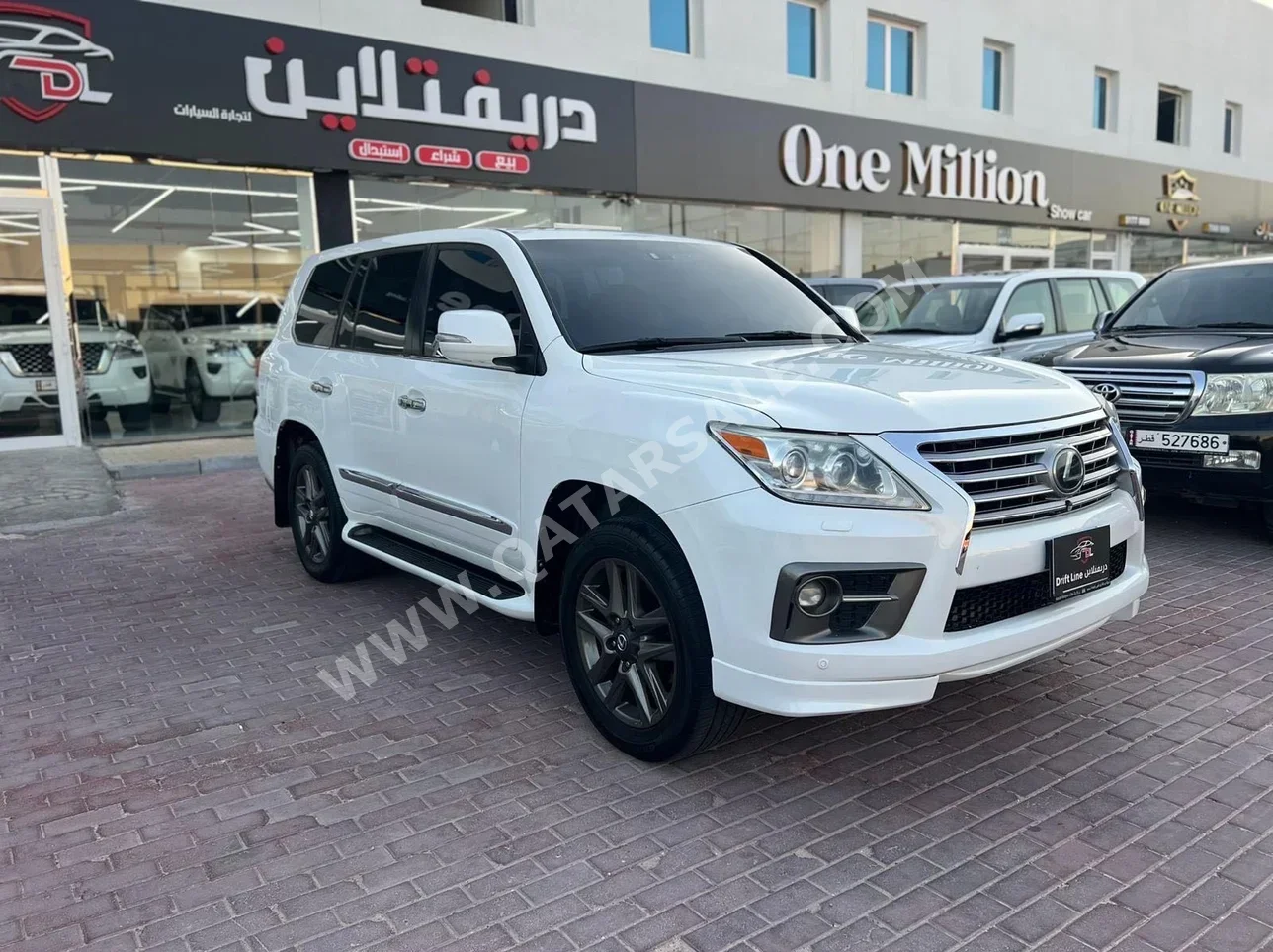 Lexus  LX  570  2014  Automatic  320,000 Km  8 Cylinder  Four Wheel Drive (4WD)  SUV  White