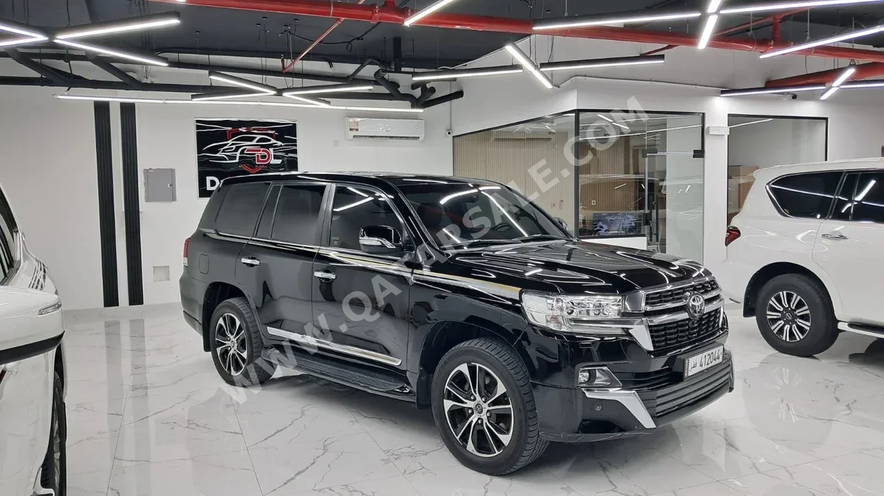 Toyota  Land Cruiser  VXR  2019  Automatic  200,000 Km  8 Cylinder  Four Wheel Drive (4WD)  SUV  Black