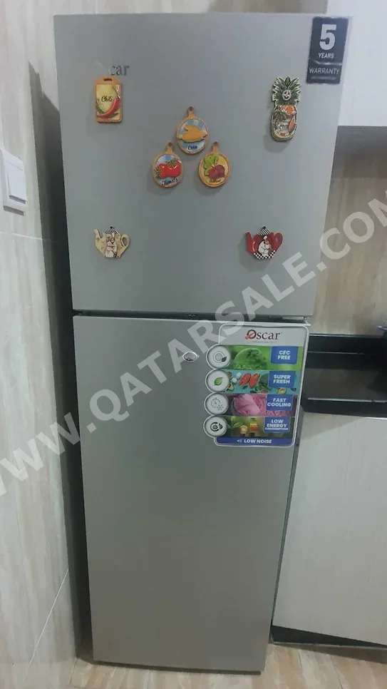 أوسكار  ثلاجة بفريزر علوي  - اللون الرمادي