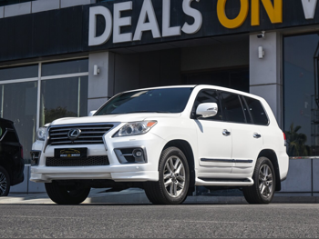 Lexus  LX  570 S  2015  Automatic  216,000 Km  8 Cylinder  Four Wheel Drive (4WD)  SUV  White