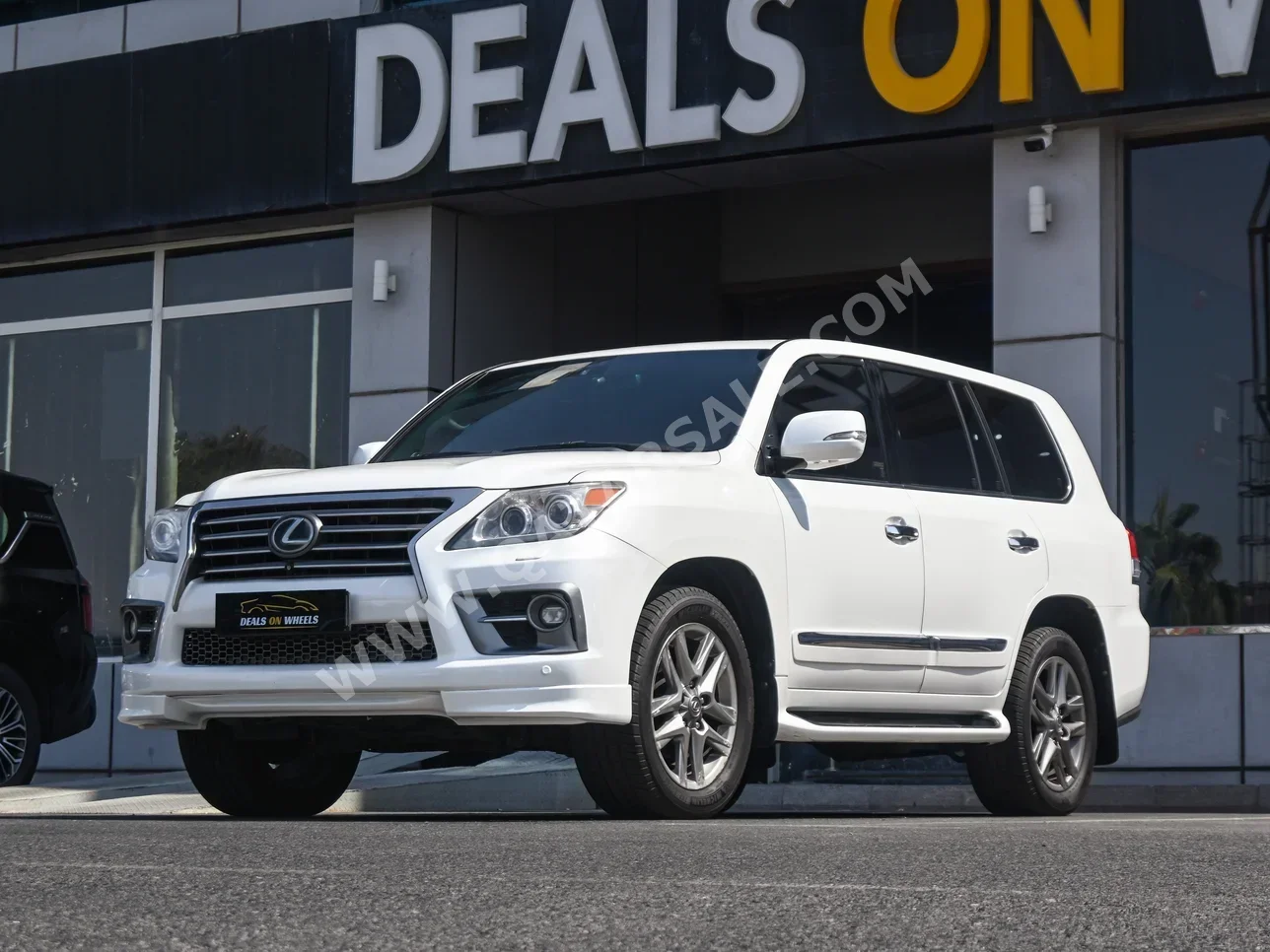 Lexus  LX  570 S  2015  Automatic  216,000 Km  8 Cylinder  Four Wheel Drive (4WD)  SUV  White