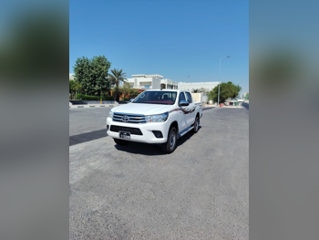 Toyota  Hilux  SR5  2022  Automatic  70,000 Km  4 Cylinder  Four Wheel Drive (4WD)  Pick Up  White
