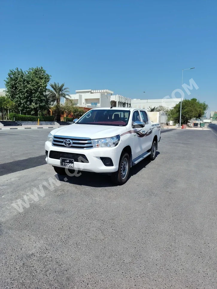 Toyota  Hilux  SR5  2022  Automatic  70,000 Km  4 Cylinder  Four Wheel Drive (4WD)  Pick Up  White