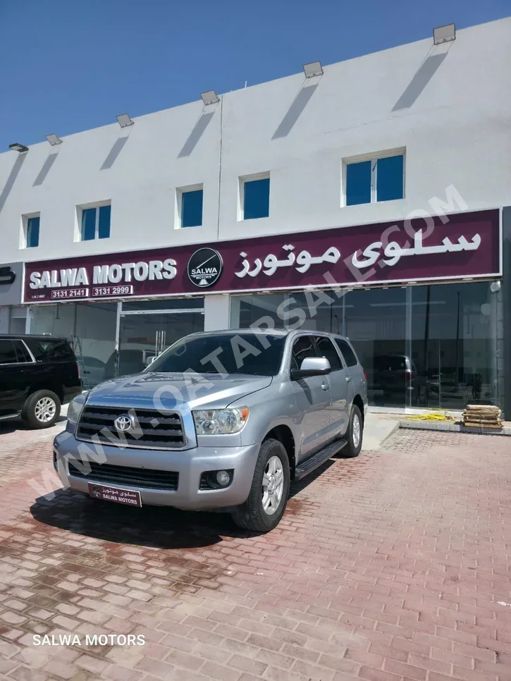 Toyota  Sequoia  SR5  2016  Automatic  290,000 Km  8 Cylinder  Four Wheel Drive (4WD)  SUV  Silver