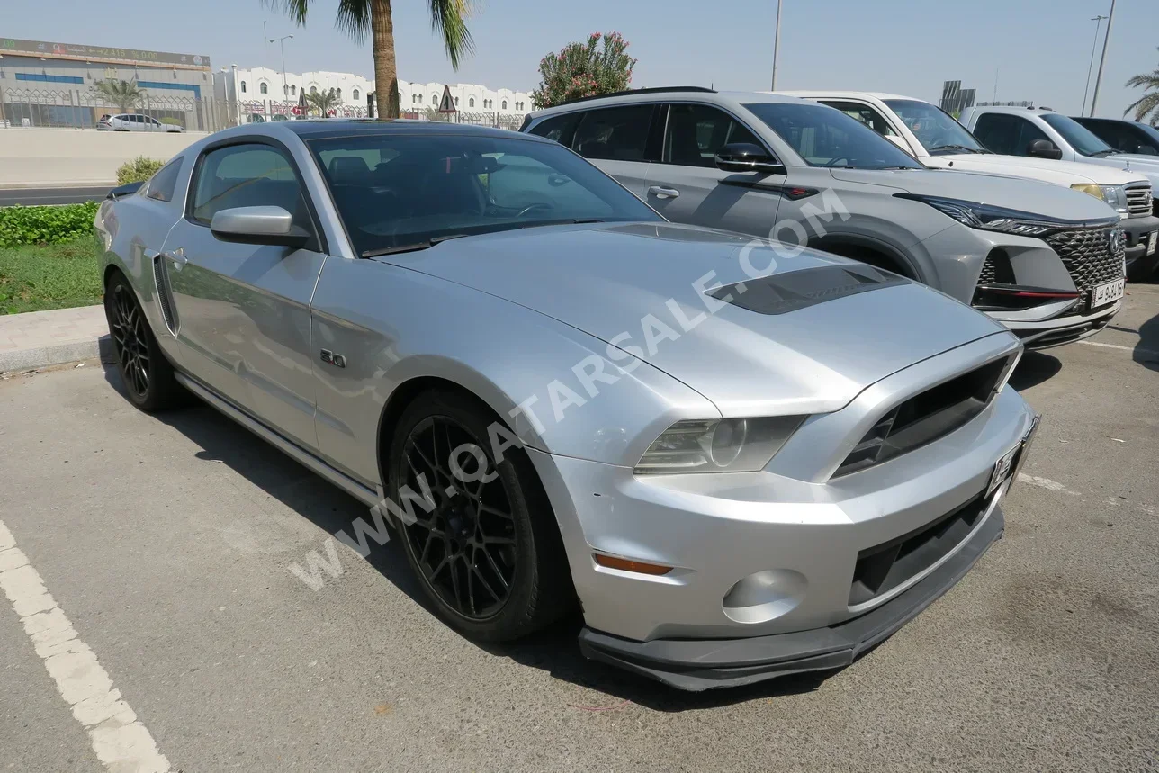 فورد  موستانغ  جي تي  2014  اوتوماتيك  171,000 كم  8 سلندر  دفع خلفي  كوبيه \ سبورت  فضي
