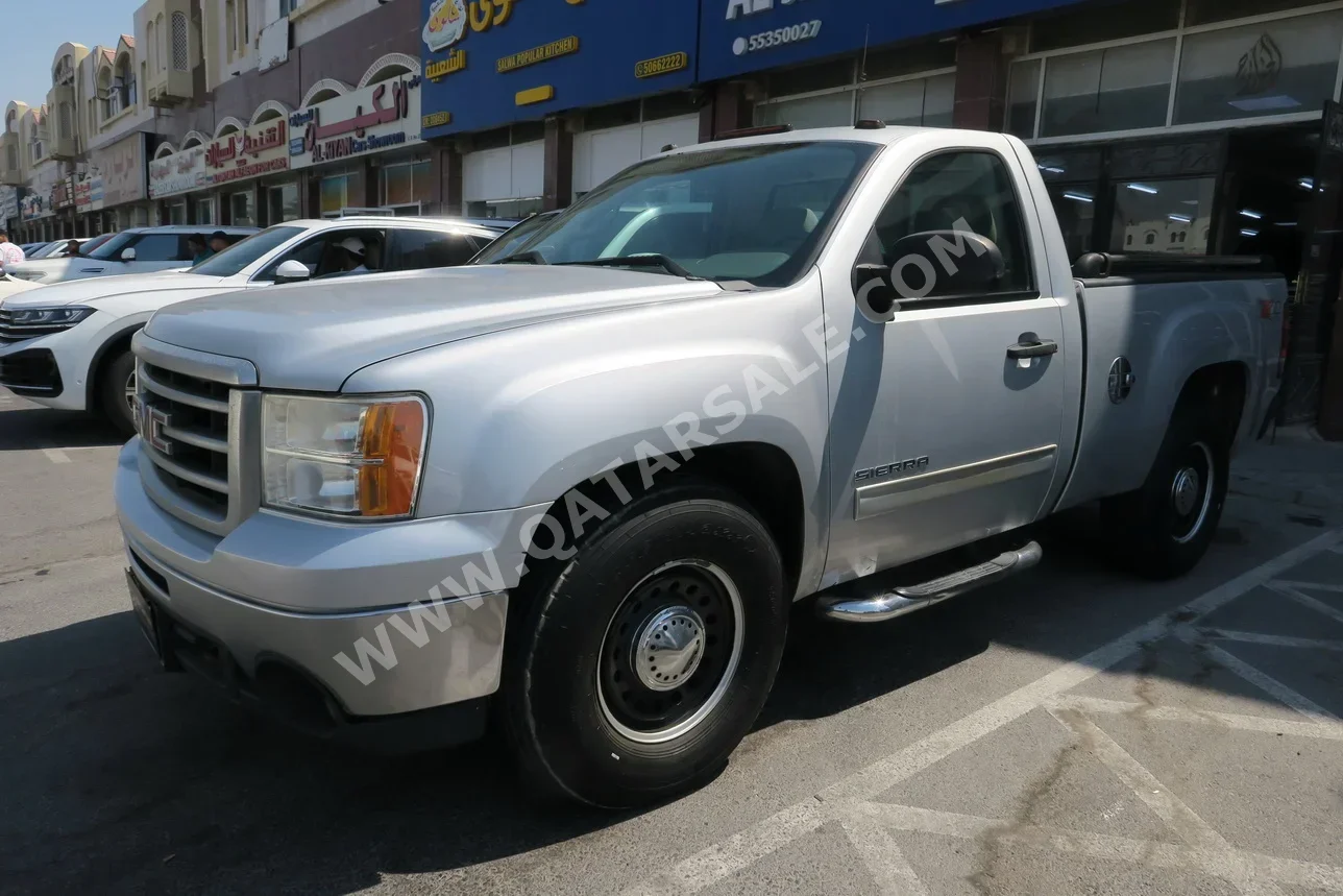GMC  Sierra  1500  2012  Automatic  415,000 Km  8 Cylinder  Four Wheel Drive (4WD)  Pick Up  Silver