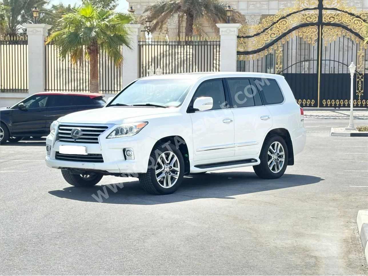 Lexus  LX  570  2013  Automatic  319,000 Km  8 Cylinder  Four Wheel Drive (4WD)  SUV  White