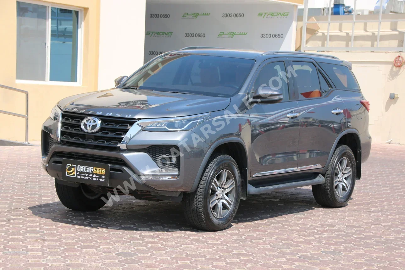 Toyota  Fortuner  2022  Automatic  71,000 Km  6 Cylinder  Four Wheel Drive (4WD)  SUV  Gray  With Warranty