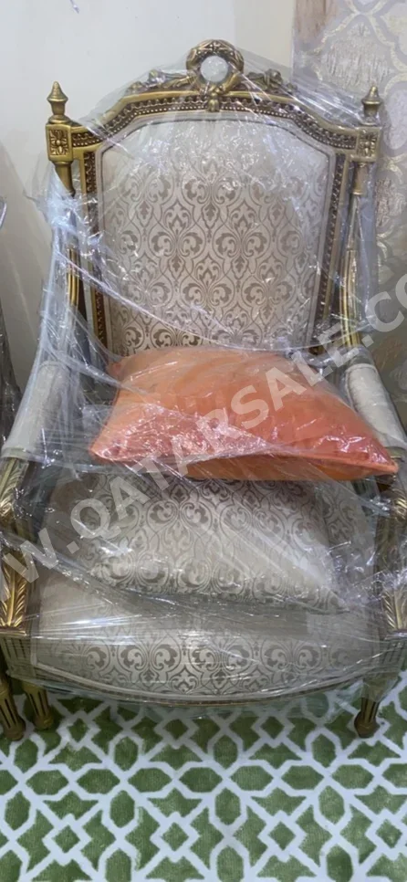 الأرائك والكنب والكراسي