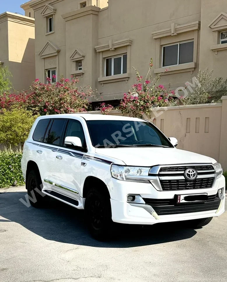 Toyota  Land Cruiser  GXR  2016  Automatic  330,000 Km  6 Cylinder  Four Wheel Drive (4WD)  SUV  White