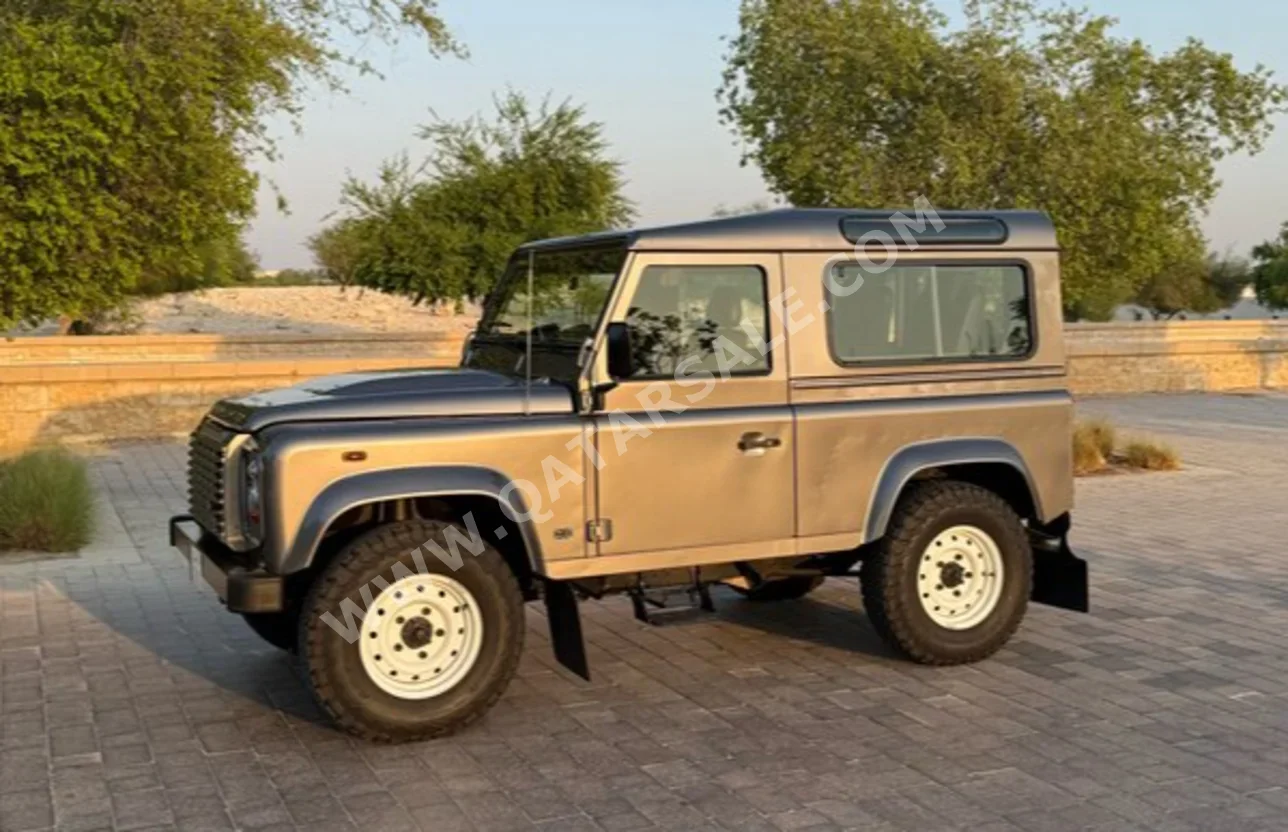 Land Rover  Defender  90  2011  Manual  44,000 Km  4 Cylinder  Four Wheel Drive (4WD)  Classic  Gray