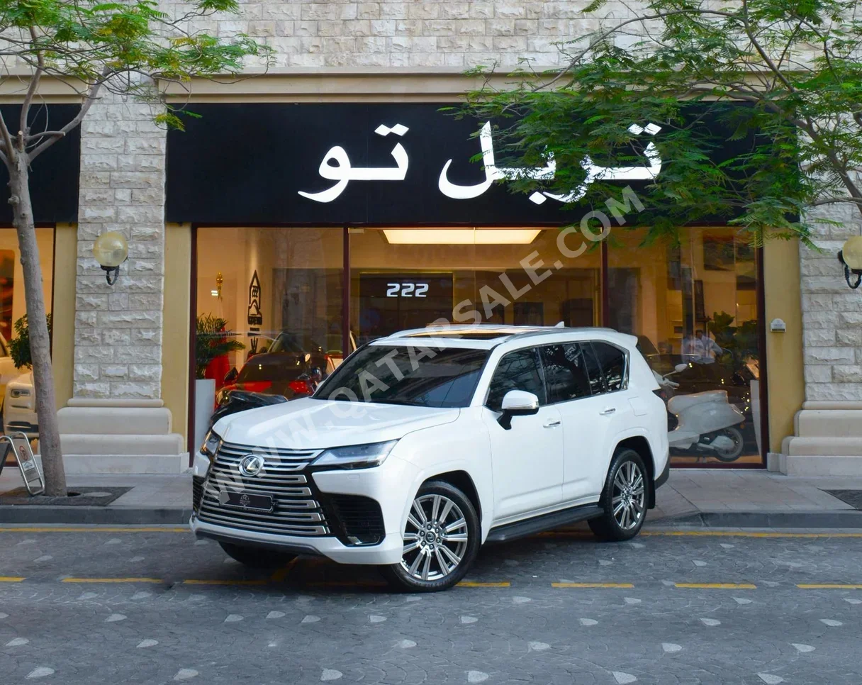 لكزس ال اكس 600 في اي بي 2023 اوتوماتيك 44,000 كم 6 سلندر دفع رباعي اس يو في أبيض لؤلؤي تحت الضمان