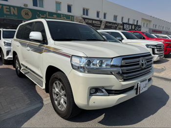 Toyota  Land Cruiser  GXR  2016  Automatic  333,000 Km  8 Cylinder  Four Wheel Drive (4WD)  SUV  White