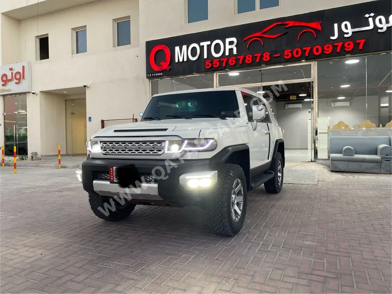 Toyota  FJ Cruiser  2014  Automatic  250,000 Km  6 Cylinder  Four Wheel Drive (4WD)  SUV  White
