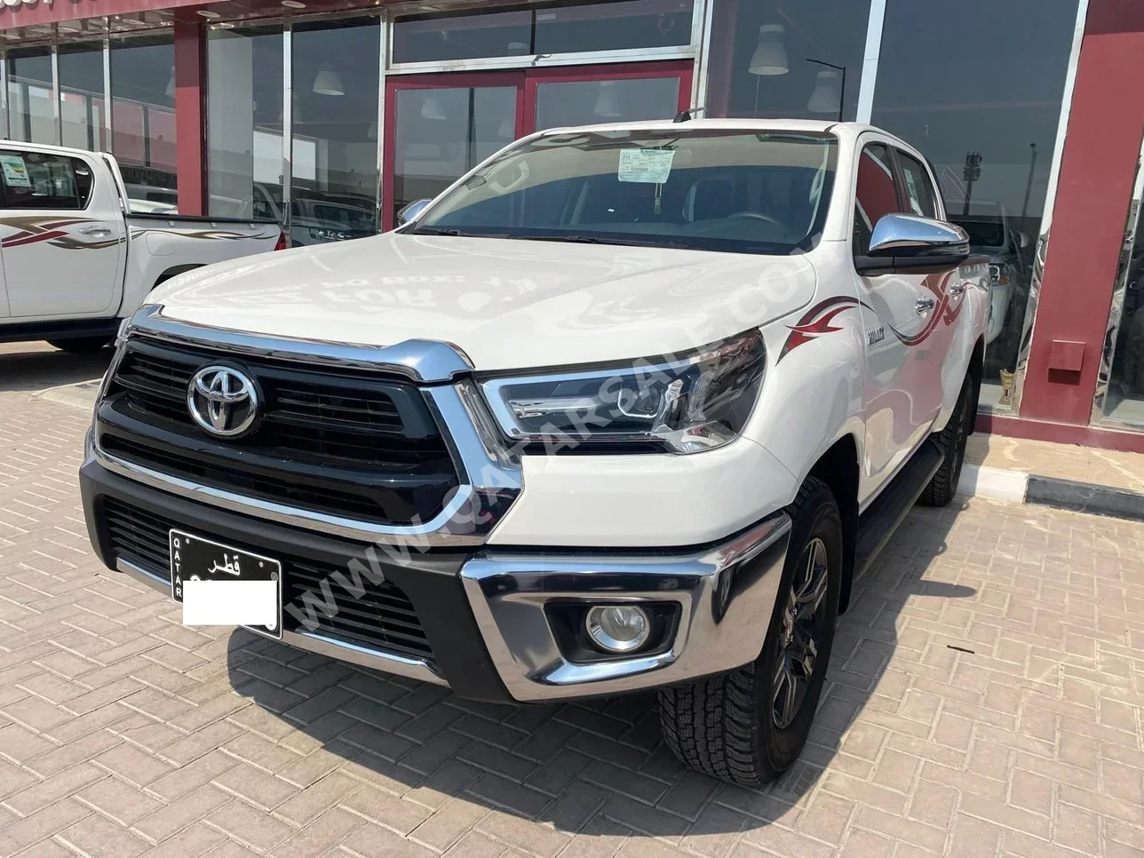 Toyota  Hilux  SR5  2025  Automatic  24,000 Km  4 Cylinder  Four Wheel Drive (4WD)  Pick Up  White  With Warranty