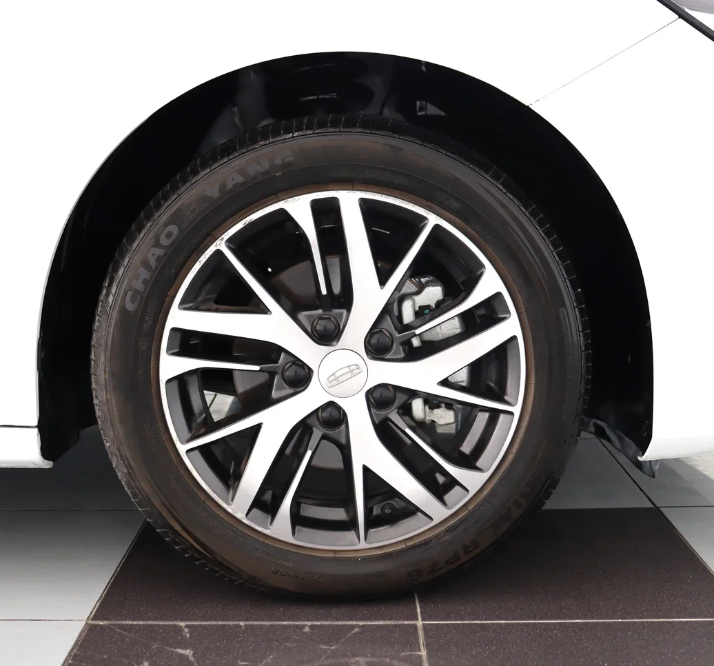 Geely  Emgrand  Luxury  2024  Automatic  33,913 Km  4 Cylinder  Front Wheel Drive (FWD)  Sedan  White  With Warranty