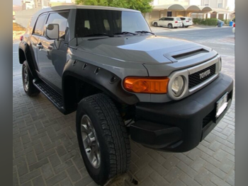 Toyota FJ Cruiser 2013 Automatic 274,000 Km 6 Cylinder Four Wheel Drive (4WD) SUV Gray