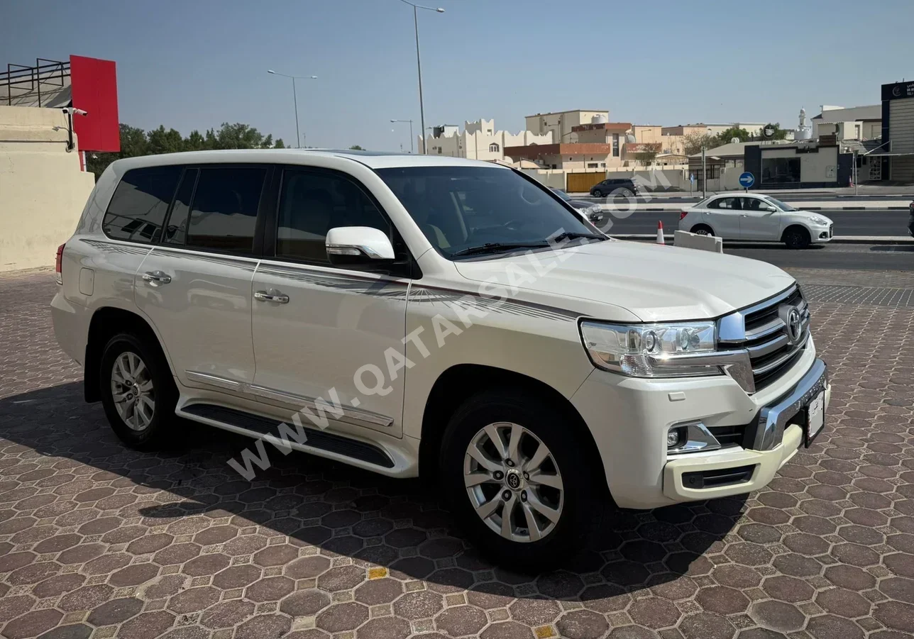 تويوتا  لاند كروزر  جي اكس ار  2019  اوتوماتيك  136,000 كم  8 سلندر  دفع رباعي  اس يو في  أبيض