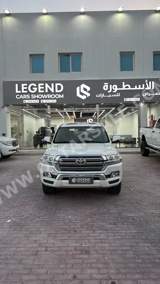 Toyota  Land Cruiser  GXR  2017  Automatic  217,000 Km  8 Cylinder  Four Wheel Drive (4WD)  SUV  Pearl