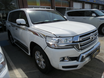Toyota  Land Cruiser  GXR  2017  Automatic  230,000 Km  8 Cylinder  Four Wheel Drive (4WD)  SUV  White