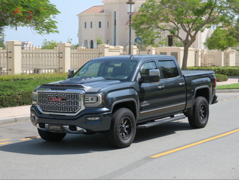 GMC  Sierra  Denali  2017  Automatic  116,500 Km  8 Cylinder  Four Wheel Drive (4WD)  Pick Up  Gray