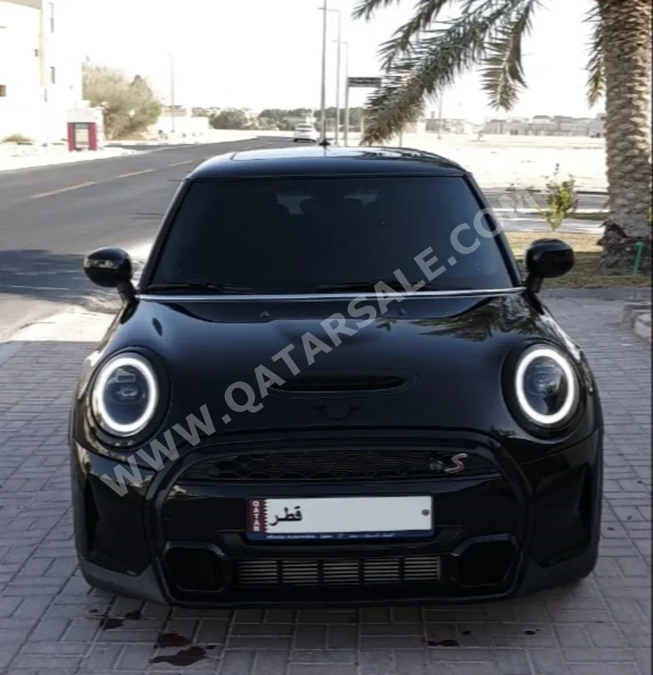 Mini  Cooper  S  2022  Automatic  10,380 Km  4 Cylinder  Front Wheel Drive (FWD)  Hatchback  Black  With Warranty