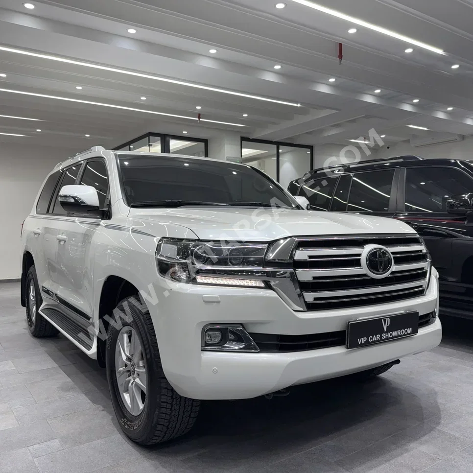 Toyota  Land Cruiser  GXR White Edition  2017  Automatic  124,000 Km  6 Cylinder  Four Wheel Drive (4WD)  SUV  Pearl