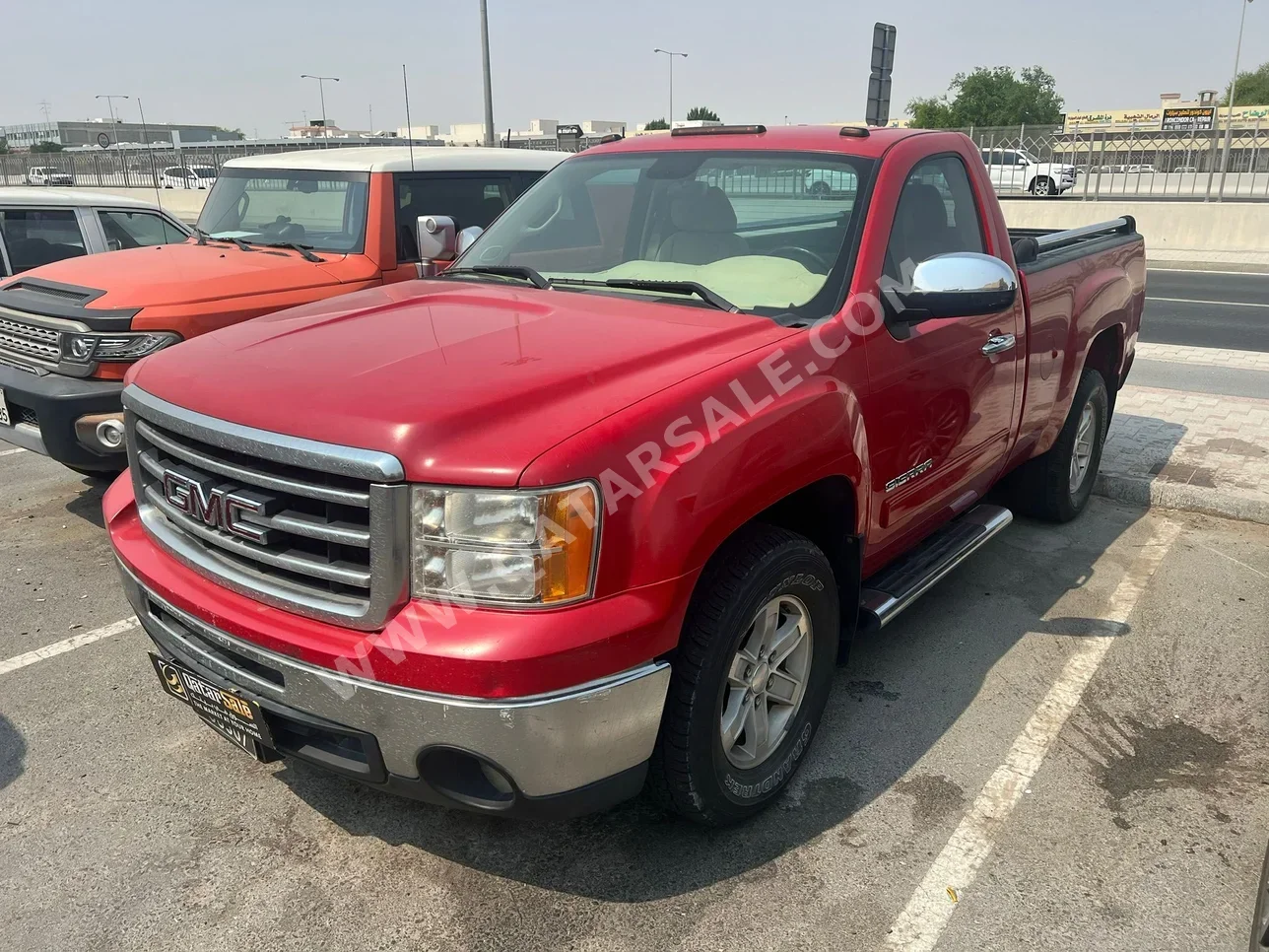 GMC  Sierra  2013  Automatic  240,000 Km  8 Cylinder  Four Wheel Drive (4WD)  Pick Up  Red