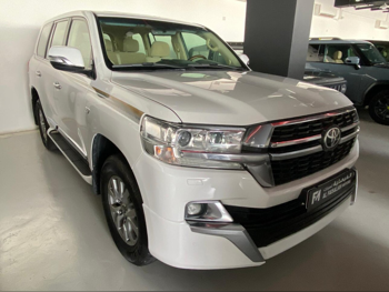 Toyota  Land Cruiser  VXR  2017  Automatic  235,000 Km  8 Cylinder  Four Wheel Drive (4WD)  SUV  White